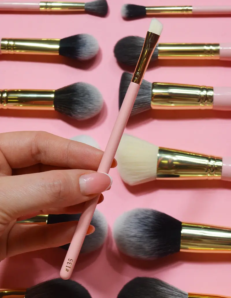 #135 Angled Lip Liner Brush 1