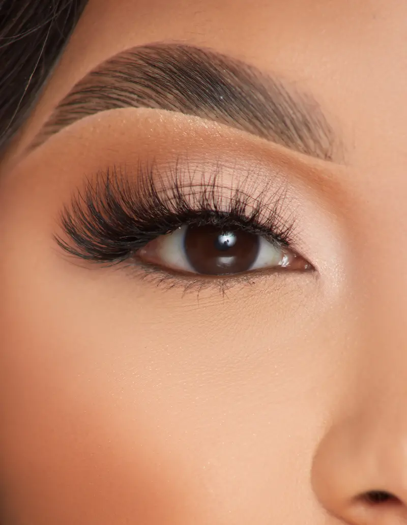 Alluring Affair Lashes – Medium Drama, Seamless Blend 1