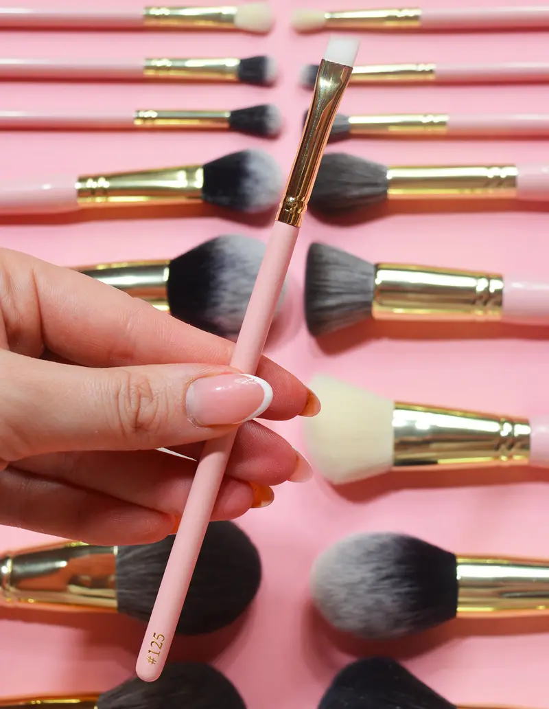 Angled Liner Brush For Sharp, Smudge-Free Definition 1