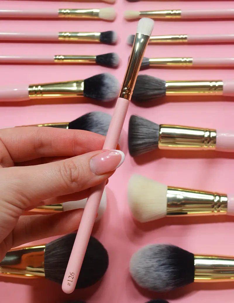Fluffy Flat Smudger Brush For Seamless Eyeshadow Blending 1