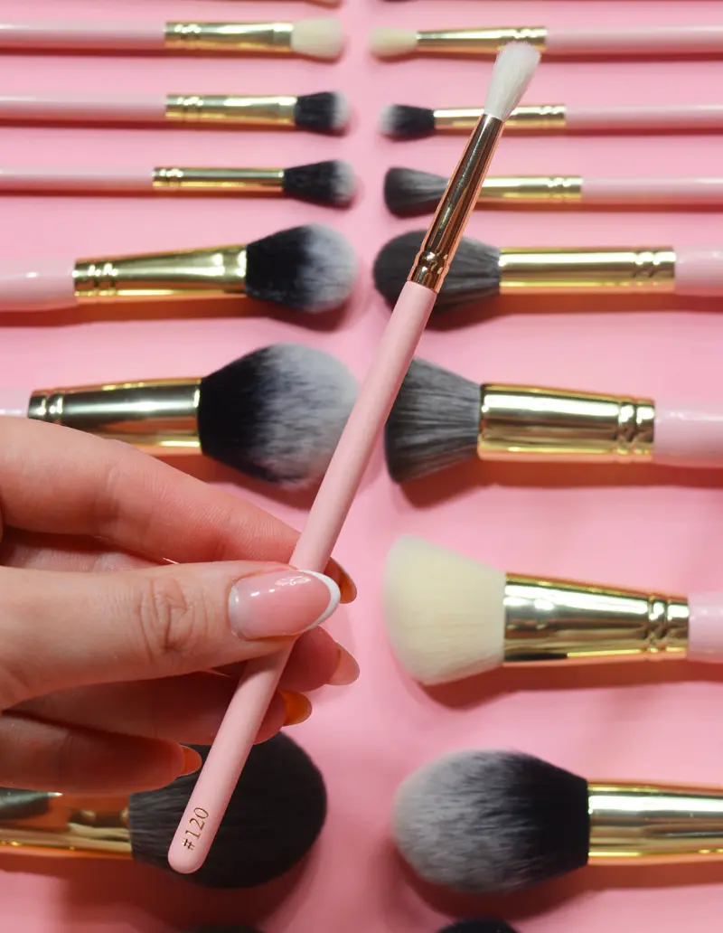 Medium-Density Blending Brush For Smooth Transitions 1