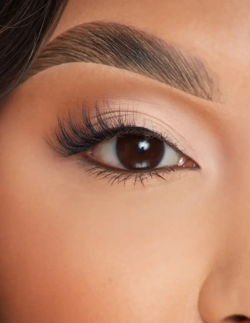 Side Eye Lashes – Angular Cut, Contour-Enhancing Design 1