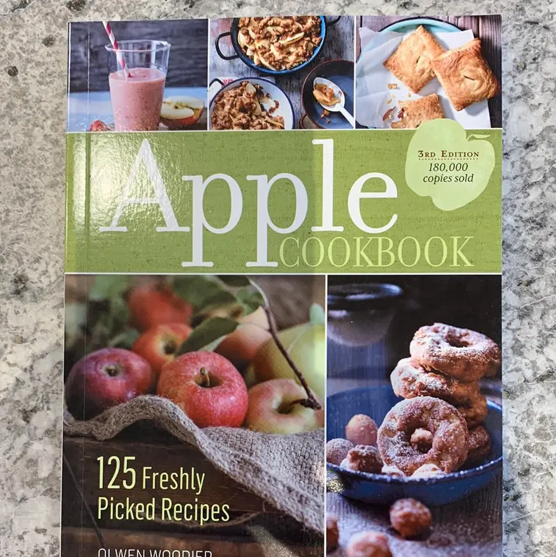The Apple Cookbook: Sweet & Savory Recipes Year-Round 1